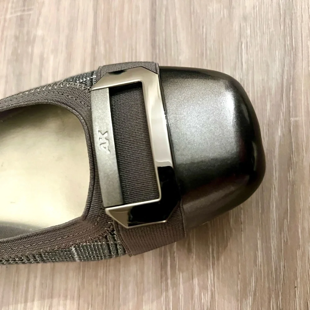 NWOT Anne Klein AK Sport Flats Women’s 7.5M Gray Textile Buckle Slip-On - Picture 4 of 7